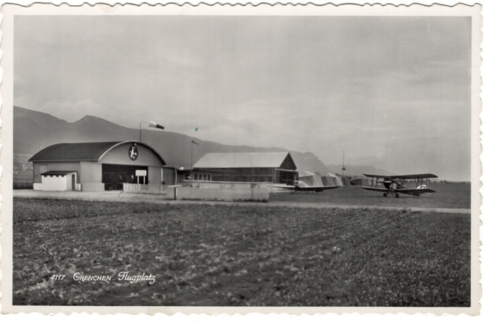 <p>Grenchen Flugplatz mit Flugzeug und altem Hangar Nr.4117 , 1940 Karte Top Zustand</p>
